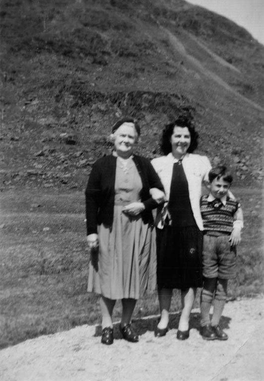 Nana, Mother, David at Kirkston Pass